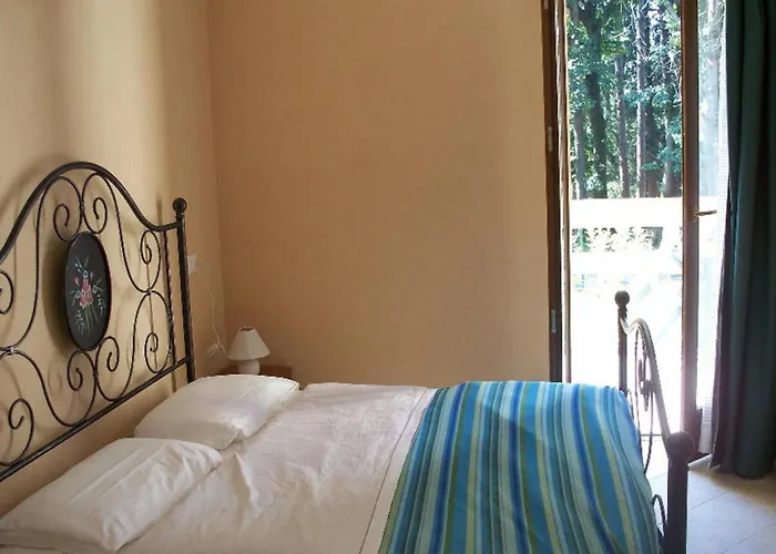 Dom wakacyjny In Intra With And Mountain Views *